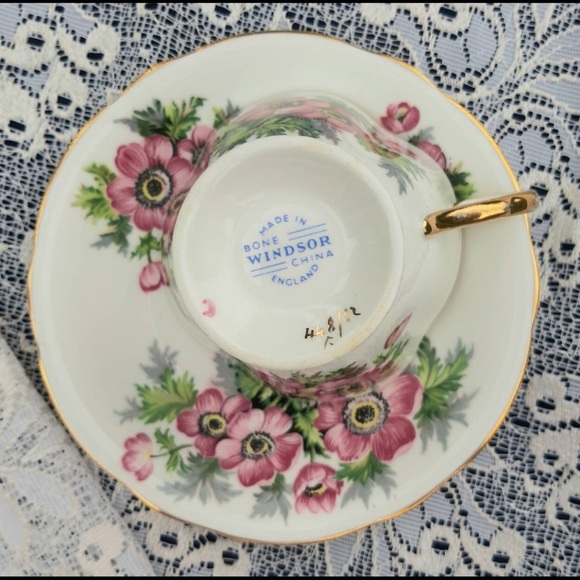 Windsor Bone China anemone flower pattern teacup - Picture 2 of 3